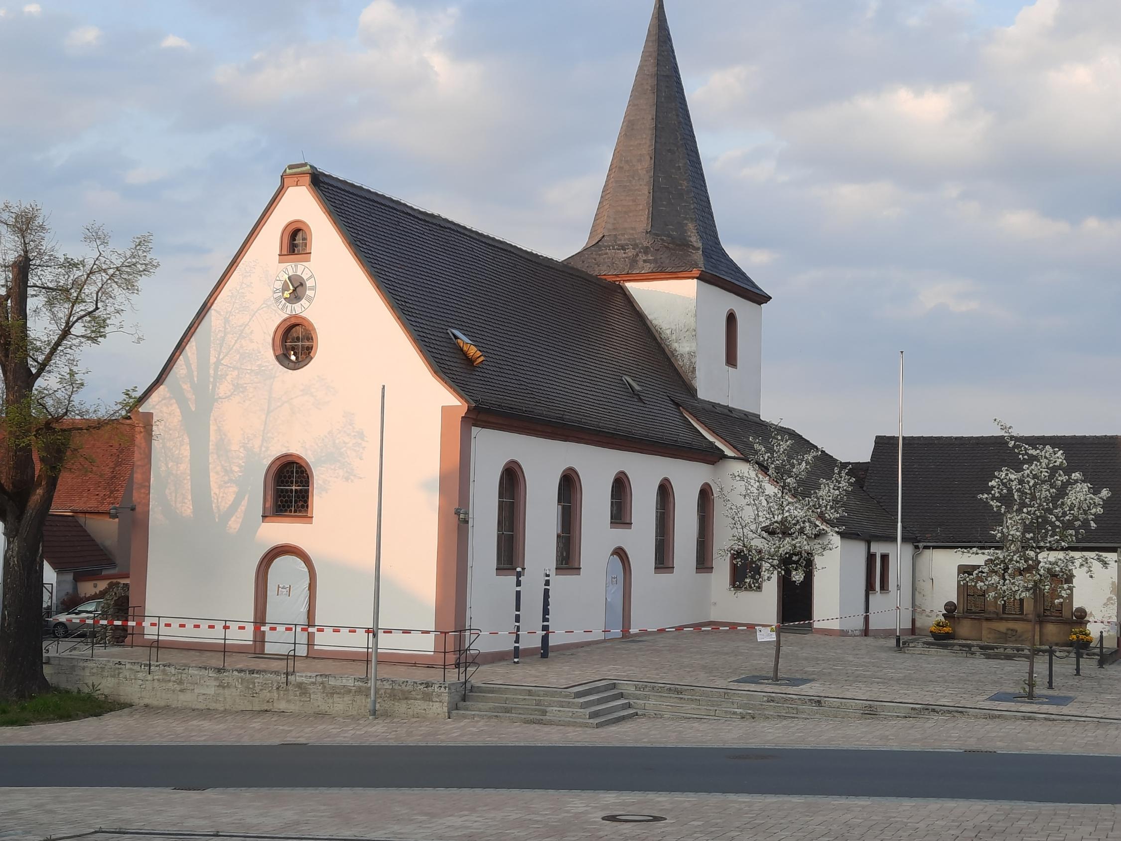 Abgesperrte St. Laurentius Kirche. Begasung St. Laurentius Kirche