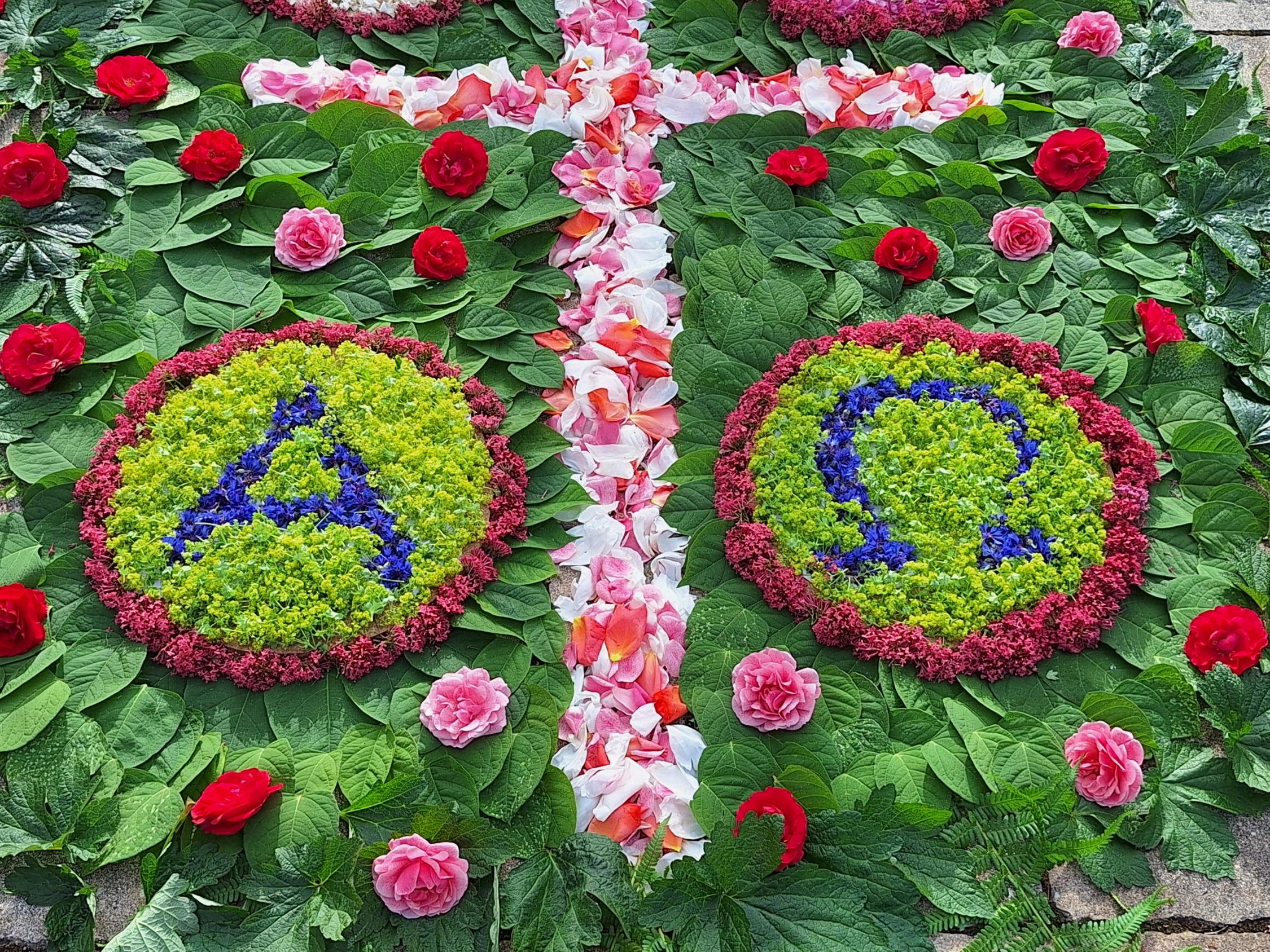 Alpha und Omega, der erste und der letzte Buchstabe des griechischen Alphabets stehen für Christus als Anfang und Ende. Fronleichnam