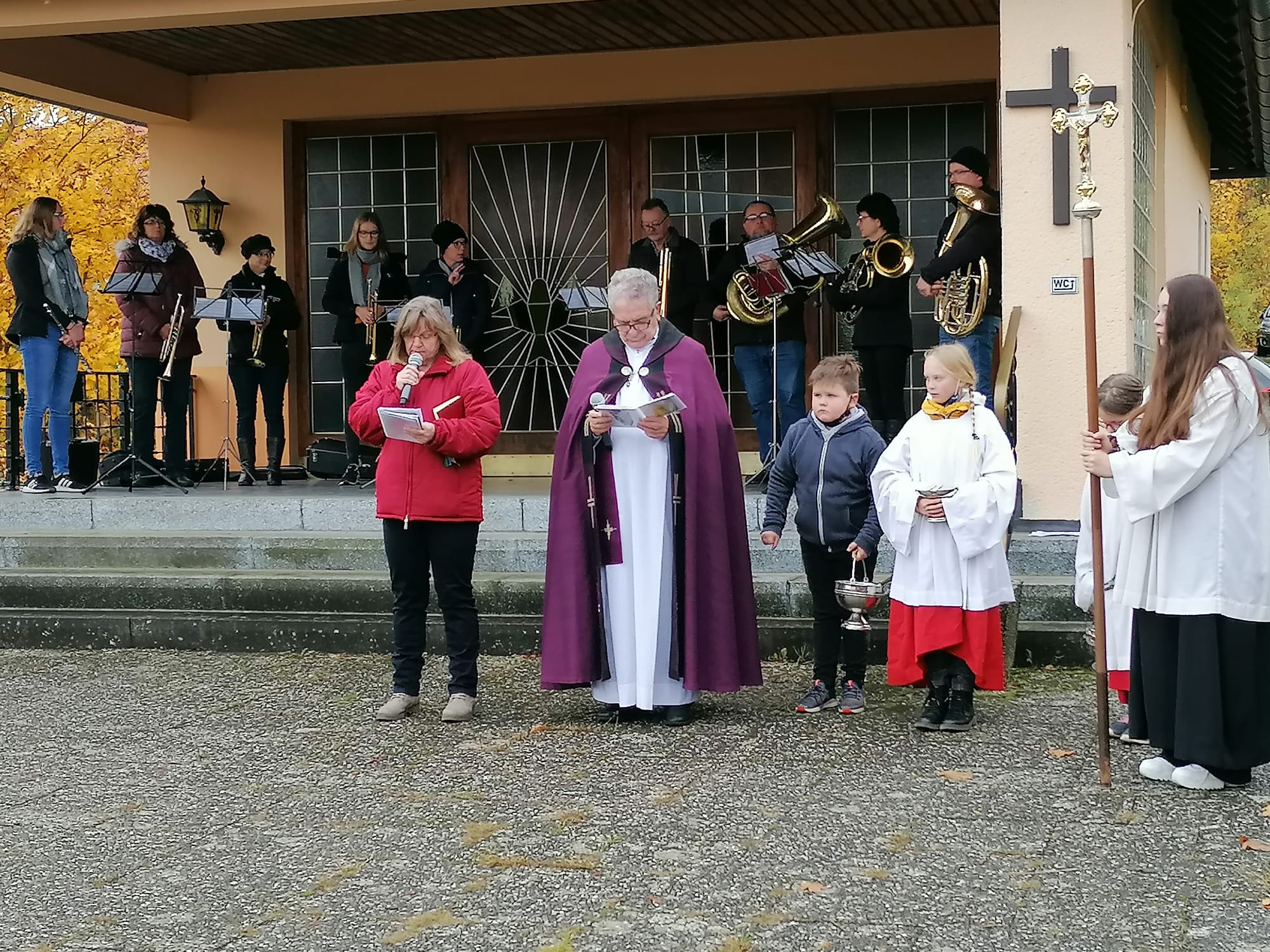 Andacht am Friedhof an Allerheiligen Urnengräber