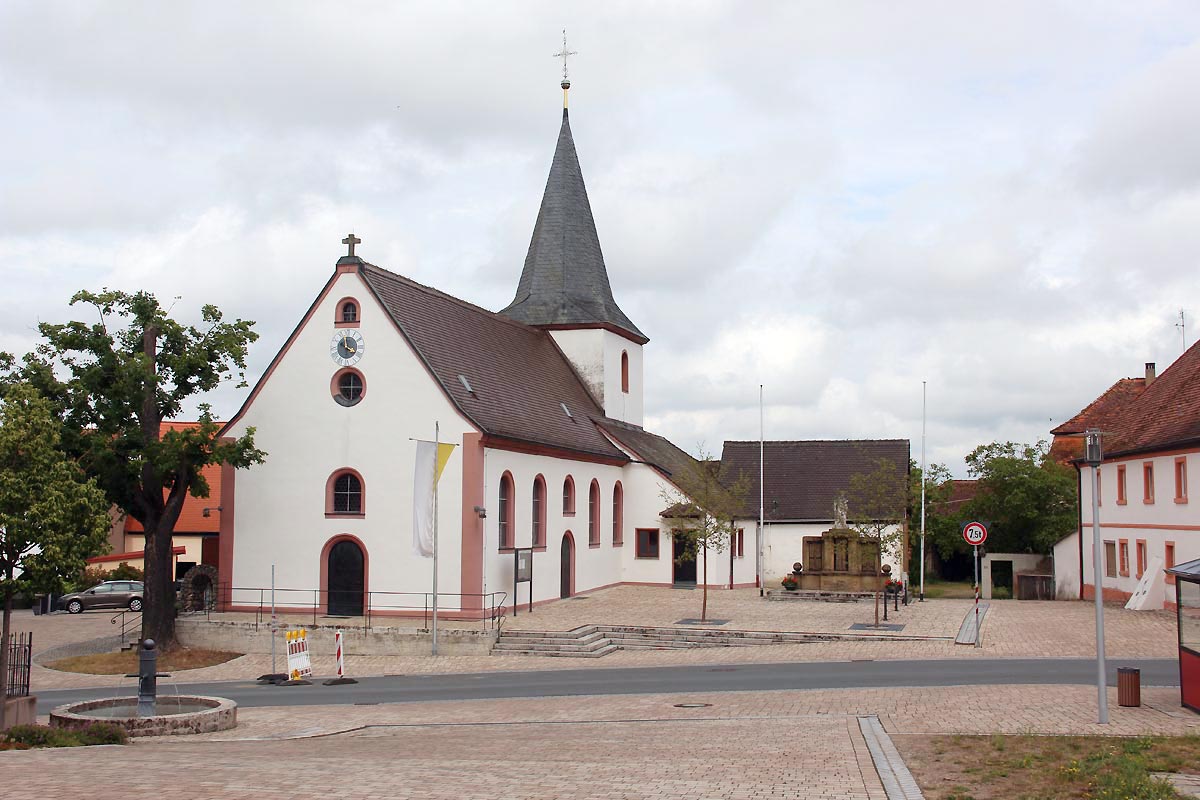 Außenansicht der Kirche St. Laurentius Elsendorf