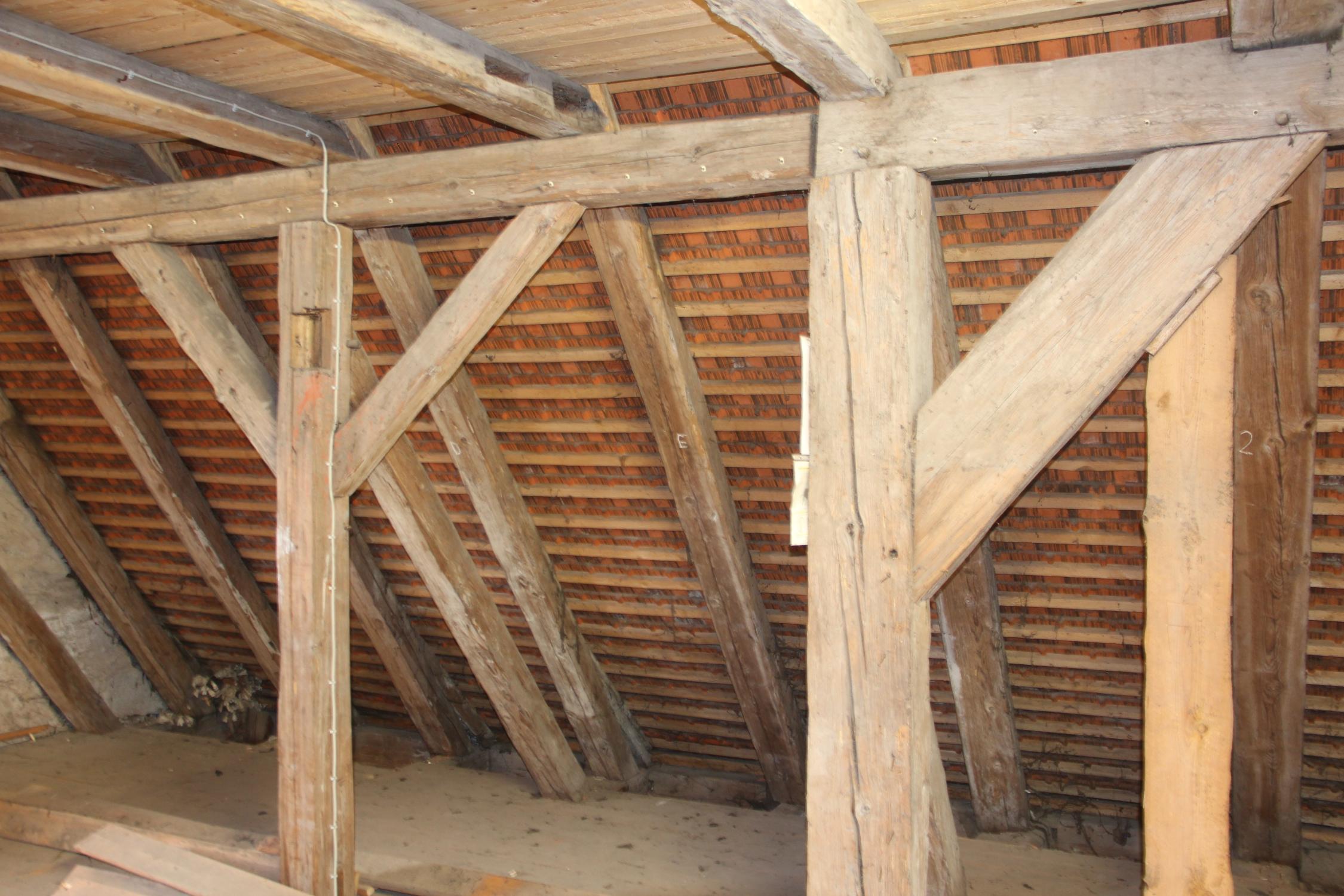 Blick ins Dachgeschoss: Am Querbalken ist die Erweiterung der Kirche von 1864 zu erkenne. Dachstuhl