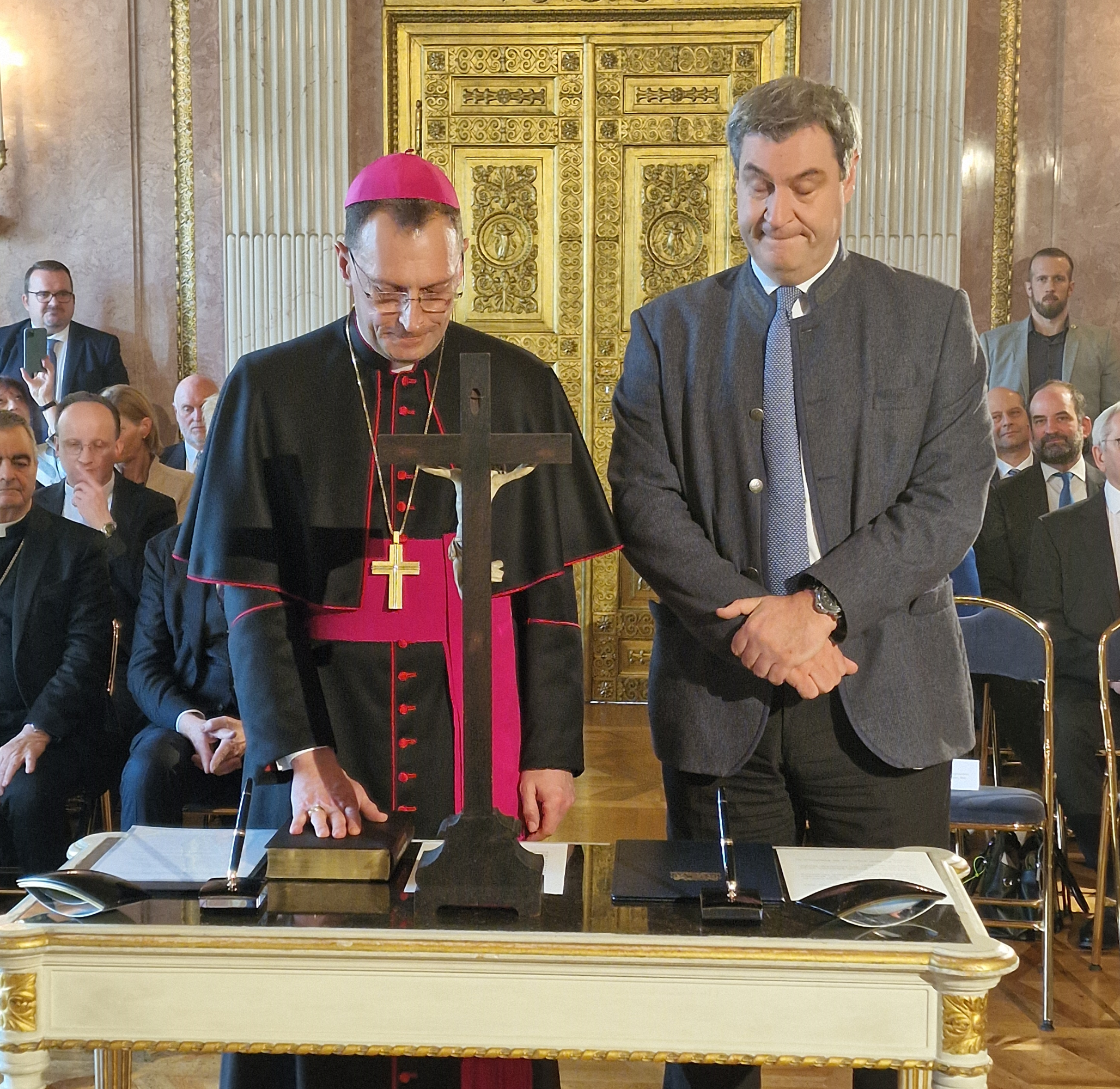 Der ernannte Bamberger Erzbischof Herwig Gössl legt seinen Amtseid im Beisein des Bayerischen Ministerpräsidenten Markus Söder ab Der ernannte Bamberger Erzbischof Herwig Gössl legt seinen Amtseid im Beisein des Bayerischen Staatsministers Markus Söder ab