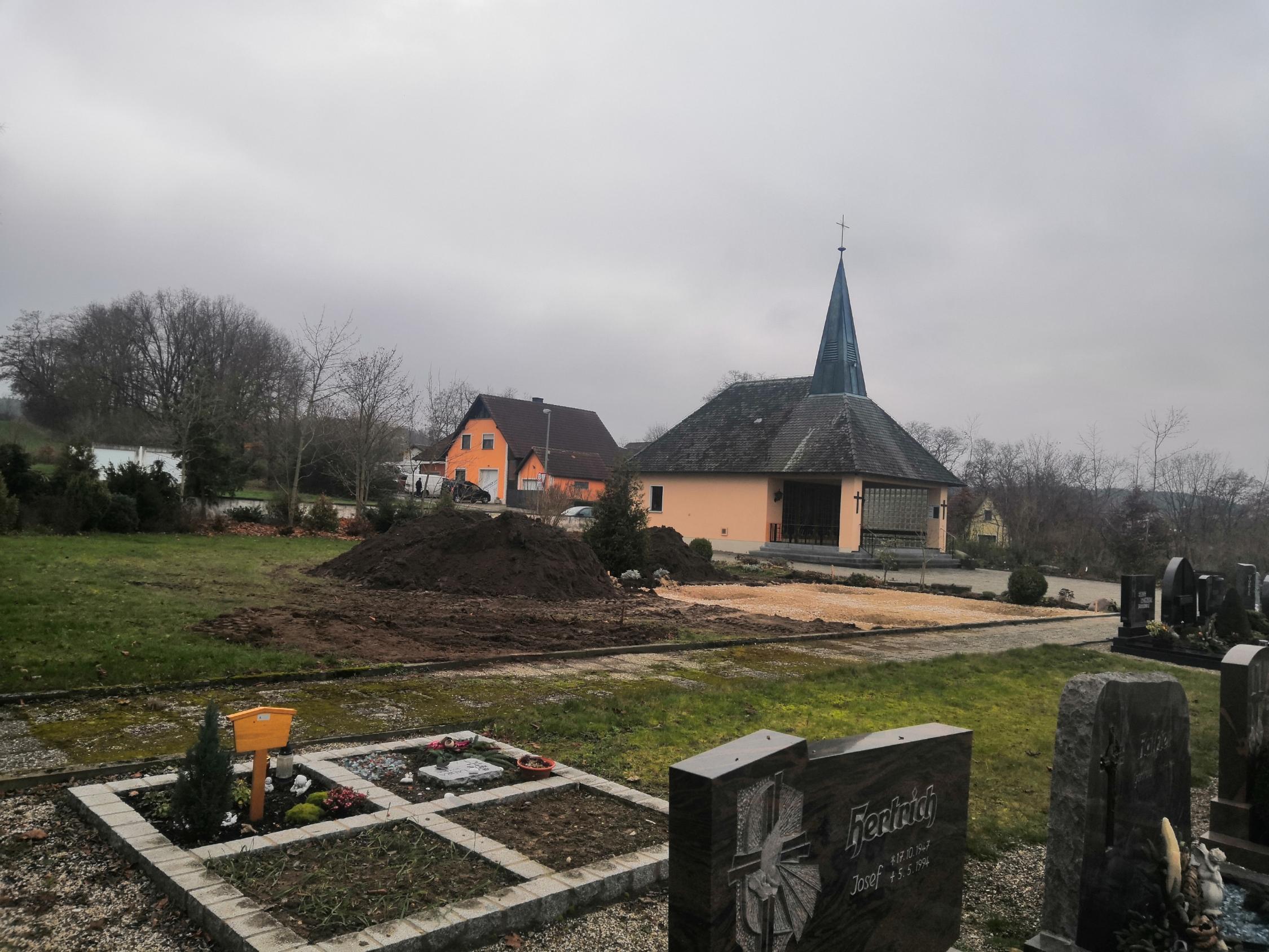 Erdarbeiten für das neue Urnengräberfeld Urnengräber