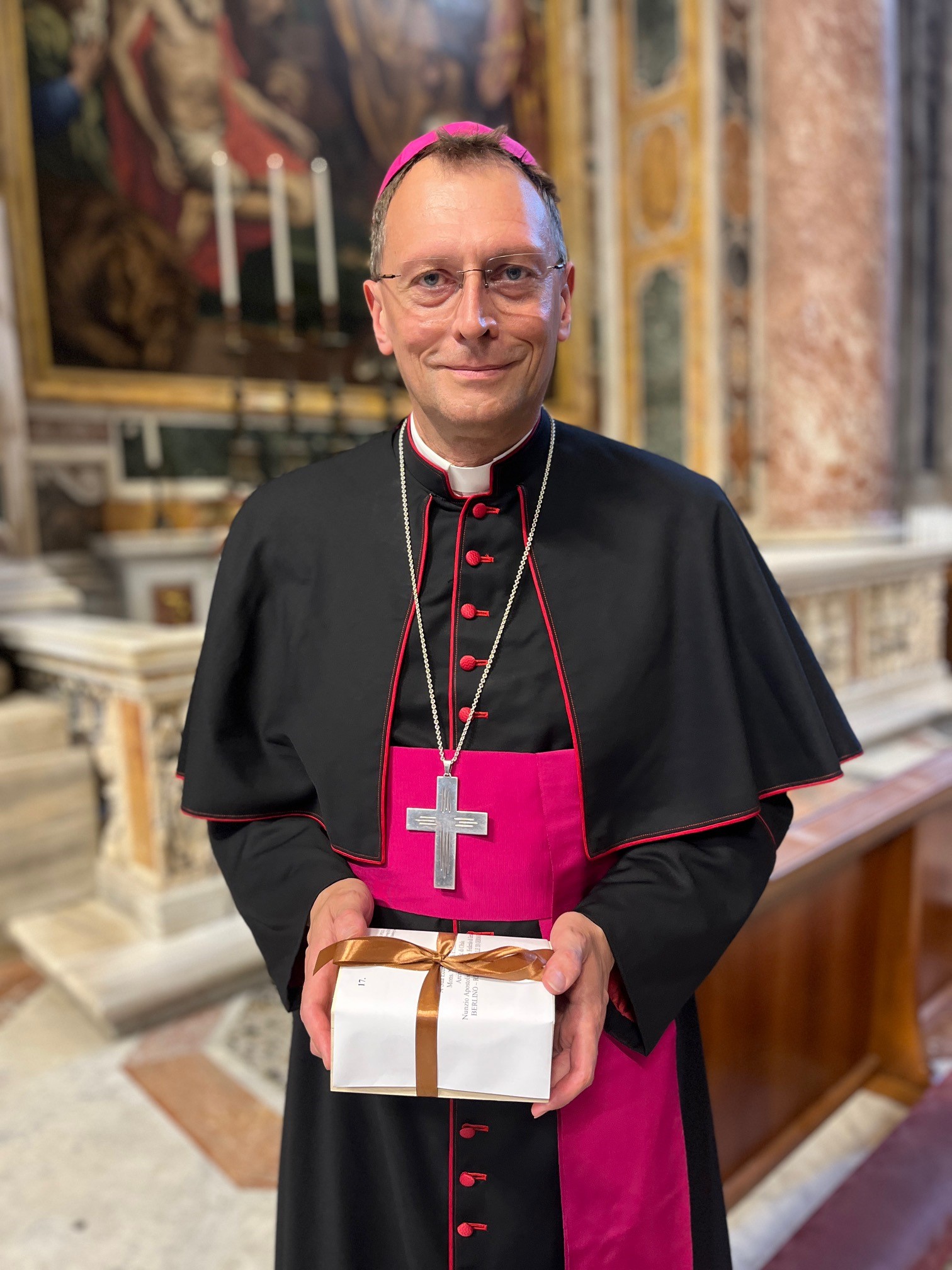 Erzbischof Herwig Gössl erhält das Pallium in Rom. 29. Juni 2024 Erzbischof Herwig Gössl erhält das Pallium in Rom