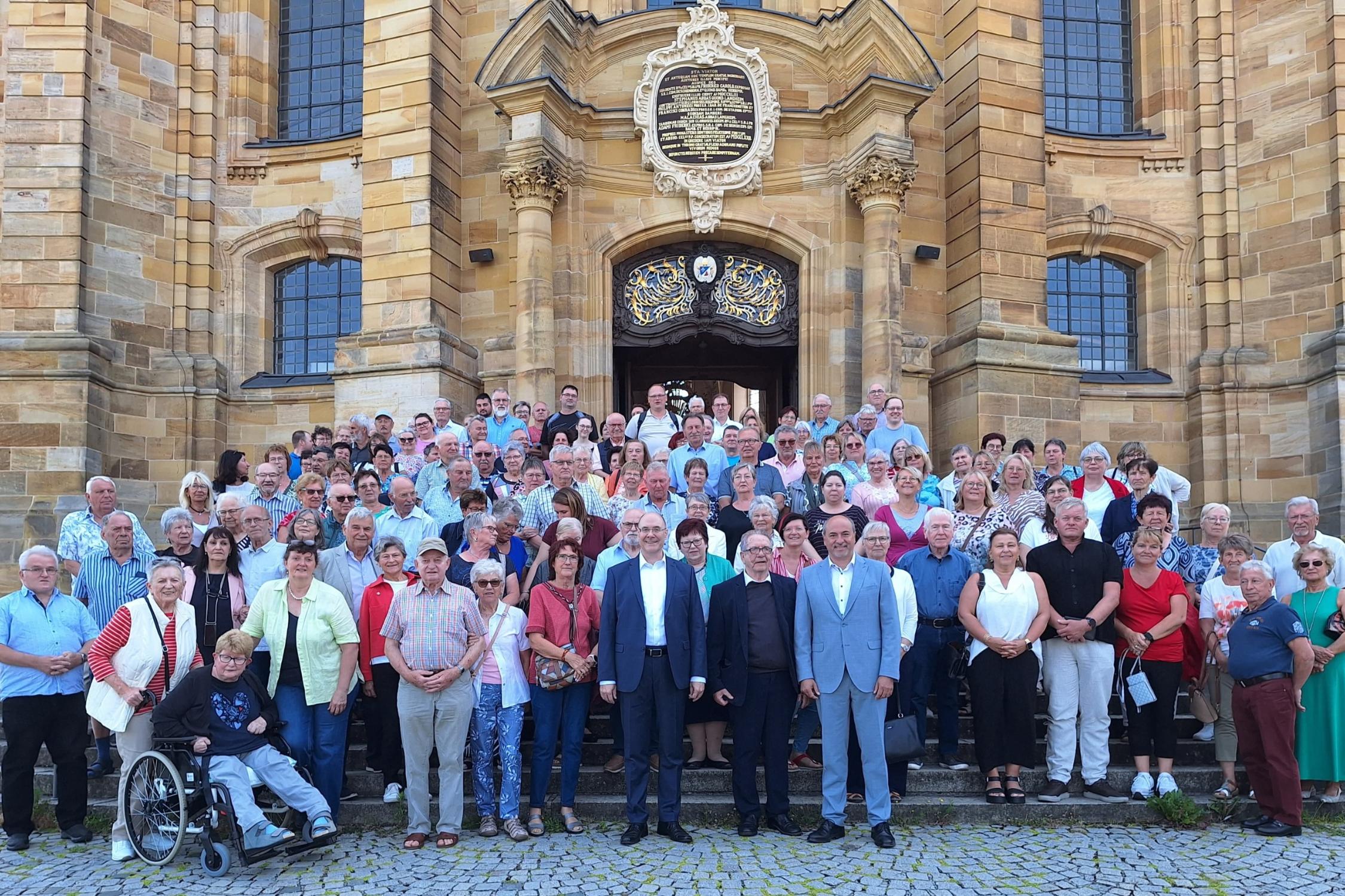 Gruppenbild mit dem Jubilar Padre Gabriel Ramos-Valiente (vordere Reihe Achter von rechts), flankiert vom Leitenden Pfarrers des Seelsorgebereiches Dreifrankenland im Steigerwald Wolfgang Dettenthaler (links) und Schlüsselfelds Bürgermeister Johannes Krapp (rechts).