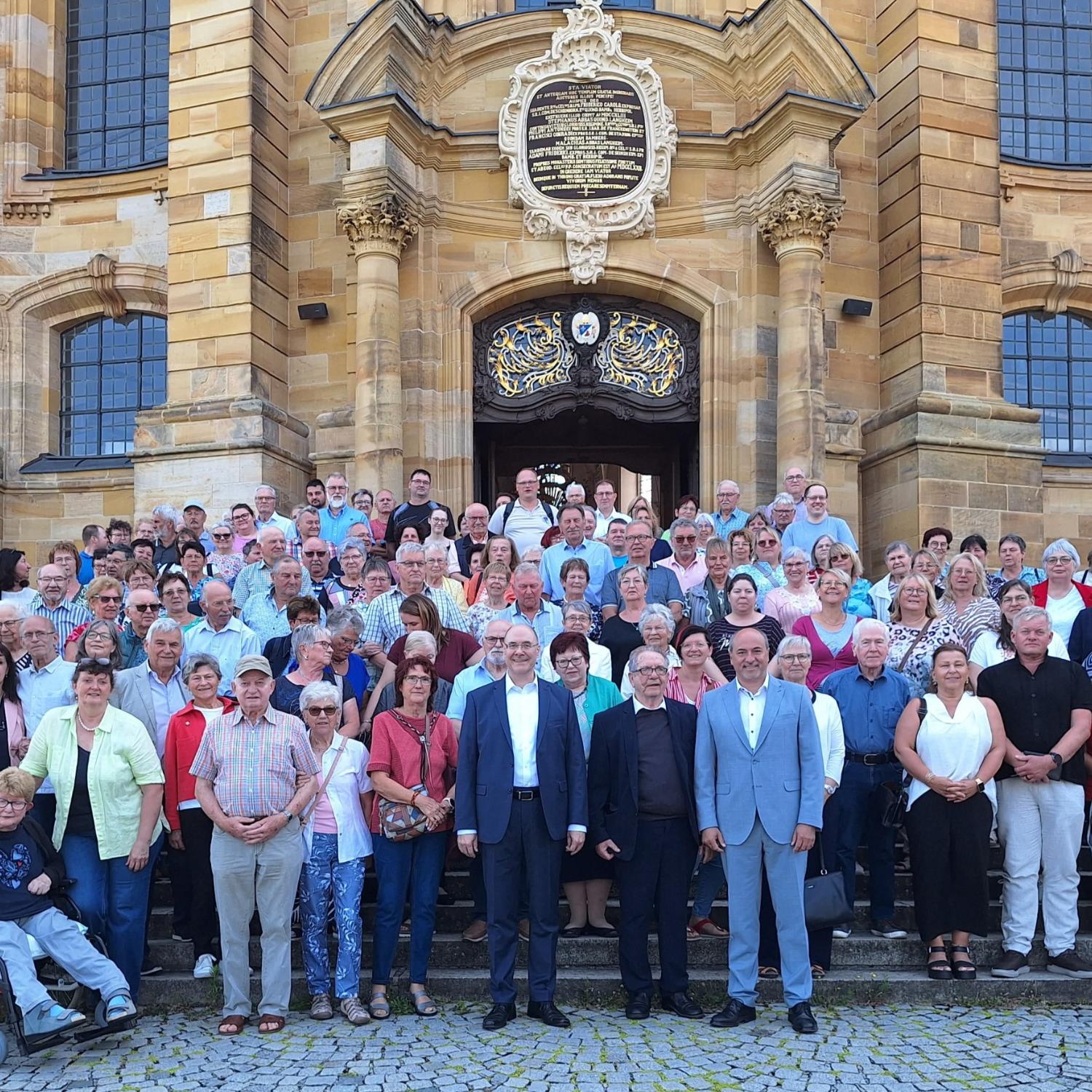 Gruppenbild mit dem Jubilar Padre Gabriel Ramos-Valiente (vordere Reihe Achter von rechts), flankiert vom Leitenden Pfarrers des Seelsorgebereiches Dreifrankenland im Steigerwald Wolfgang Dettenthaler (links) und Schlüsselfelds Bürgermeister Johannes Krapp (rechts).