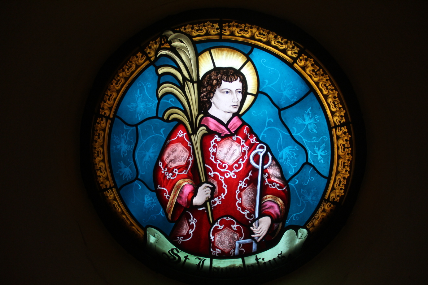 Laurentiusfenster über dem Tabernakel am Altar in der Elsendorfer Kirche. St. Laurentius
