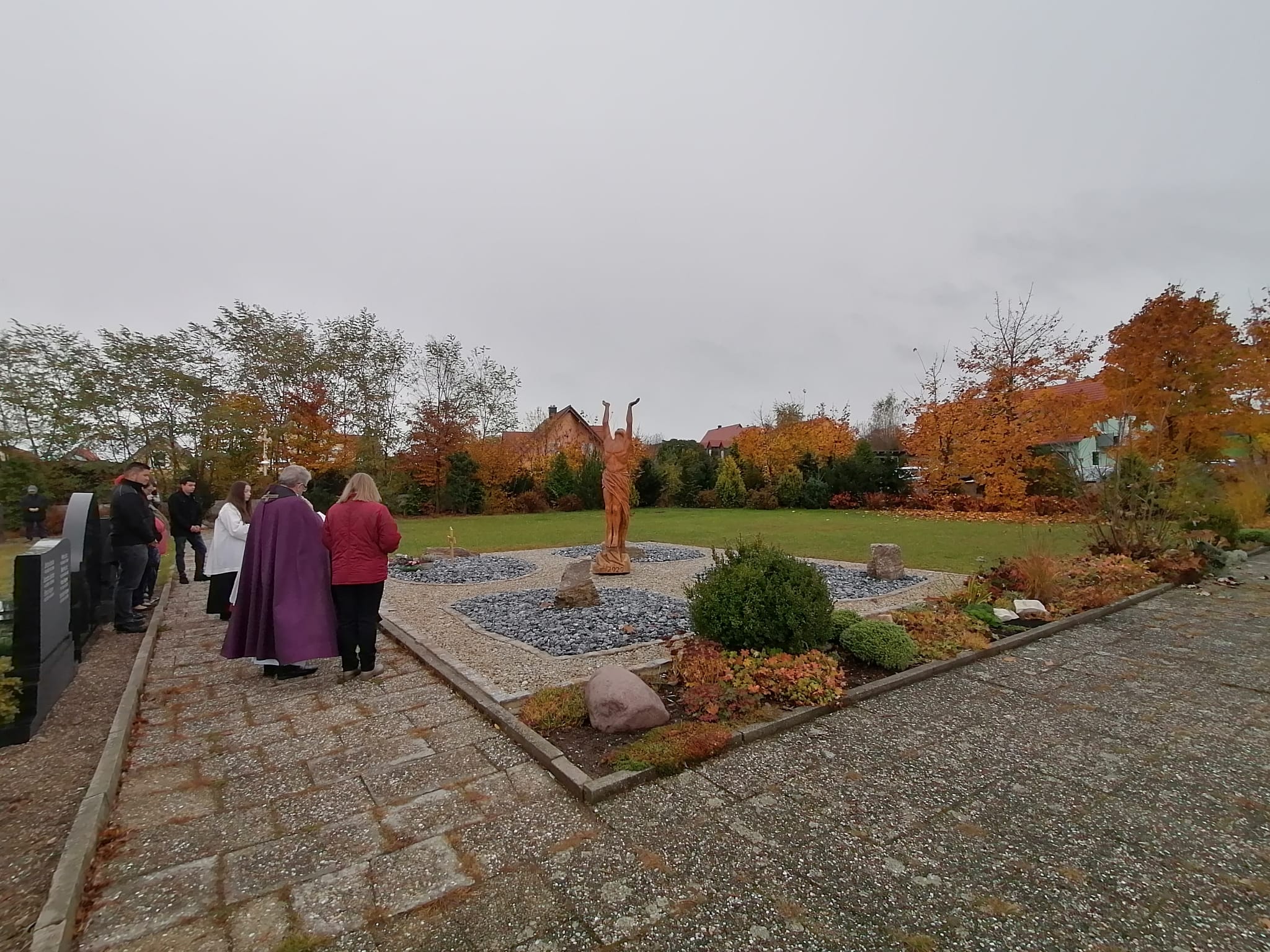 Padre Gabriel segnet das neue Urnengräberfeld Urnengräber
