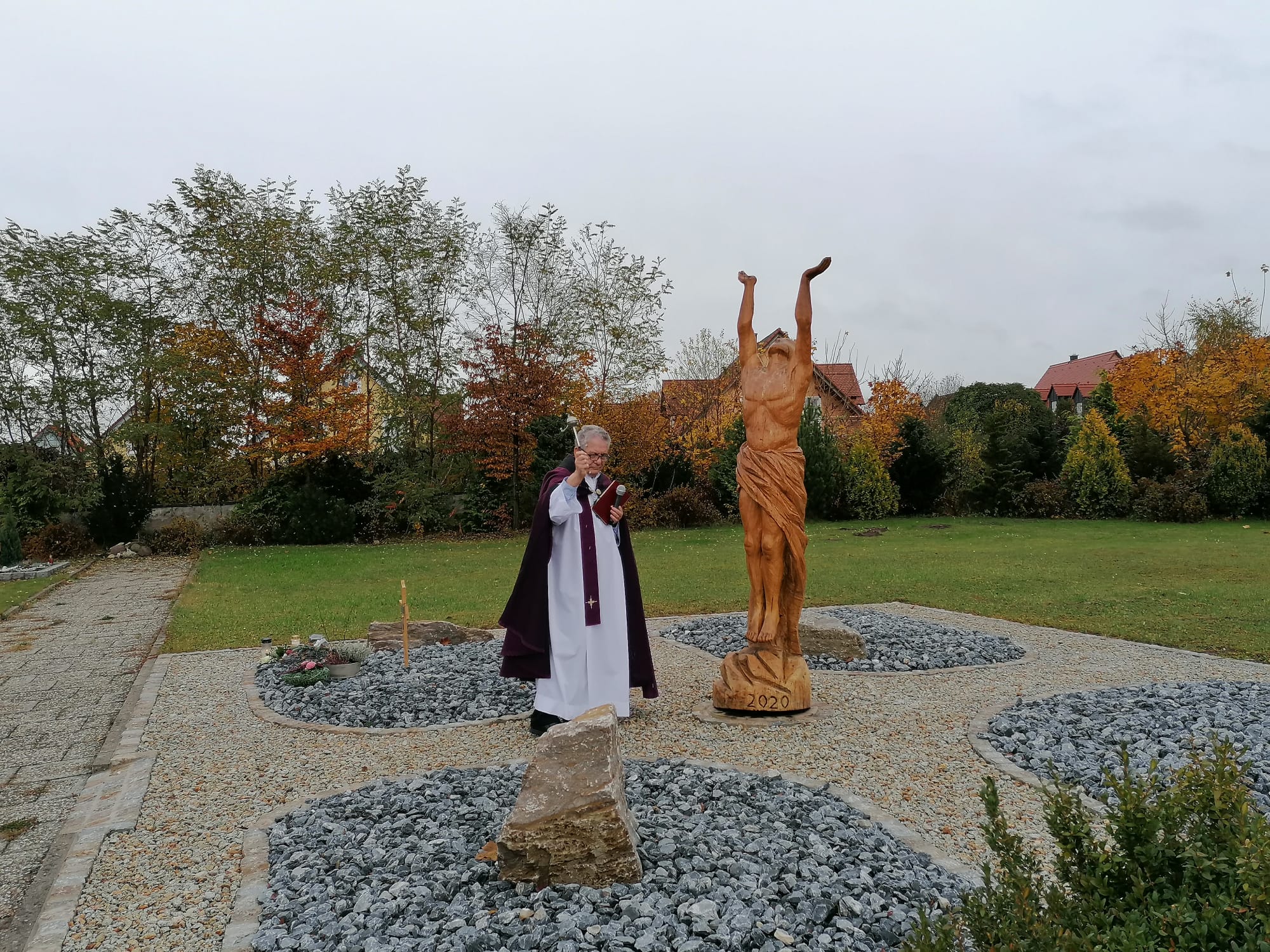 Padre Gabriel segnet das neue Urnengräberfeld Urnengräber