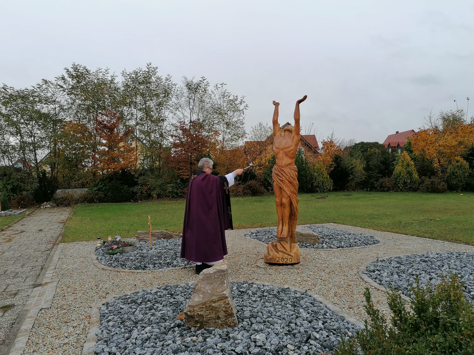 Padre Gabriel segnet das neue Urnengräberfeld Urnengräber