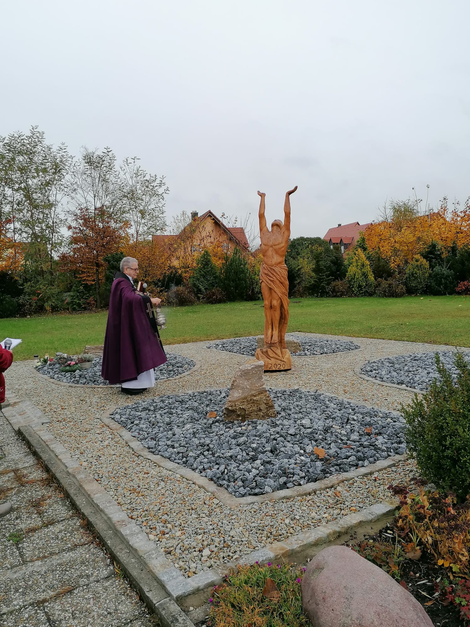 Padre Gabriel segnet das neue Urnengräberfeld Urnengräber