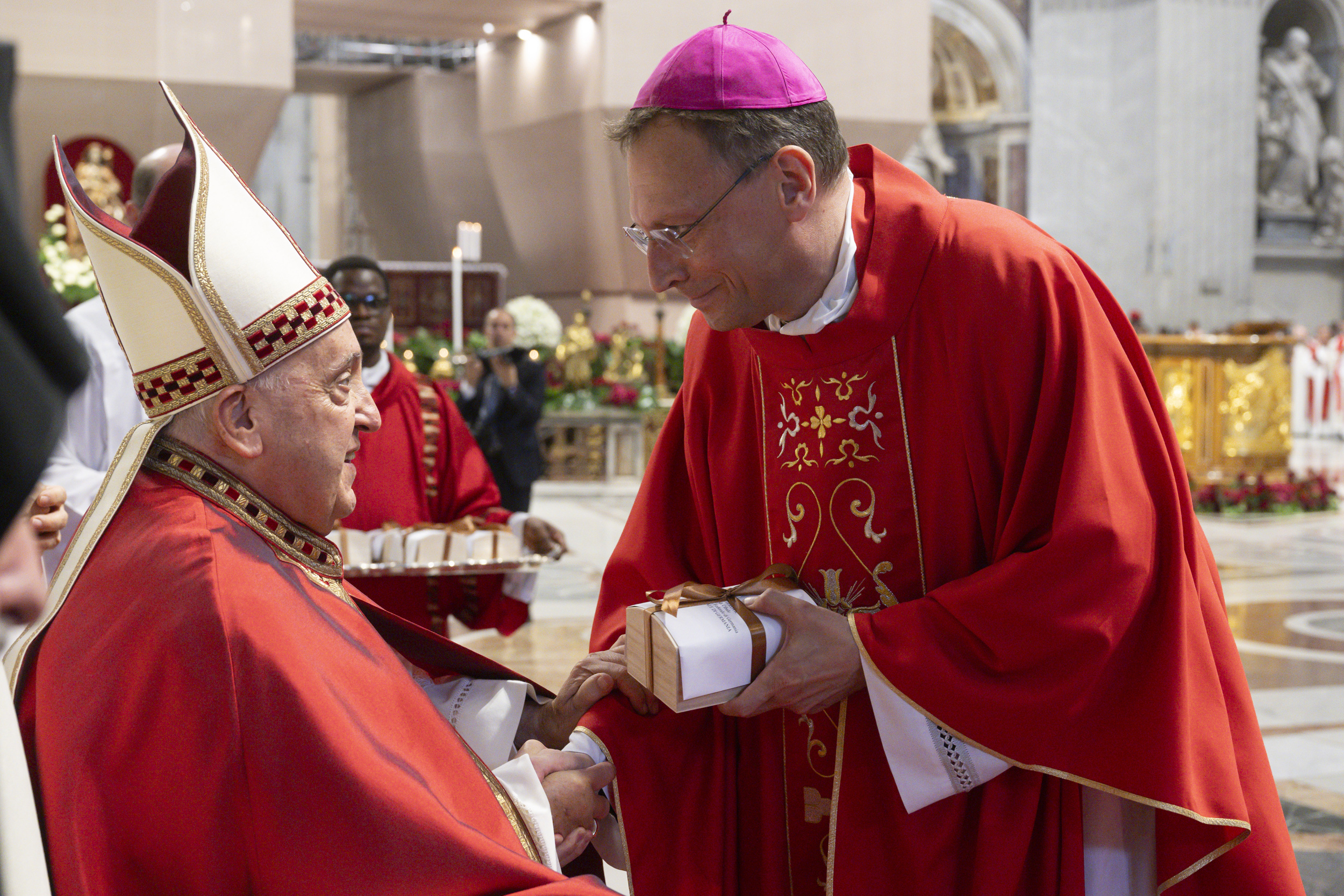 Papst Franziskus überreicht Erzbischof Gössl das Pallium Pallium_Vatican_Media
