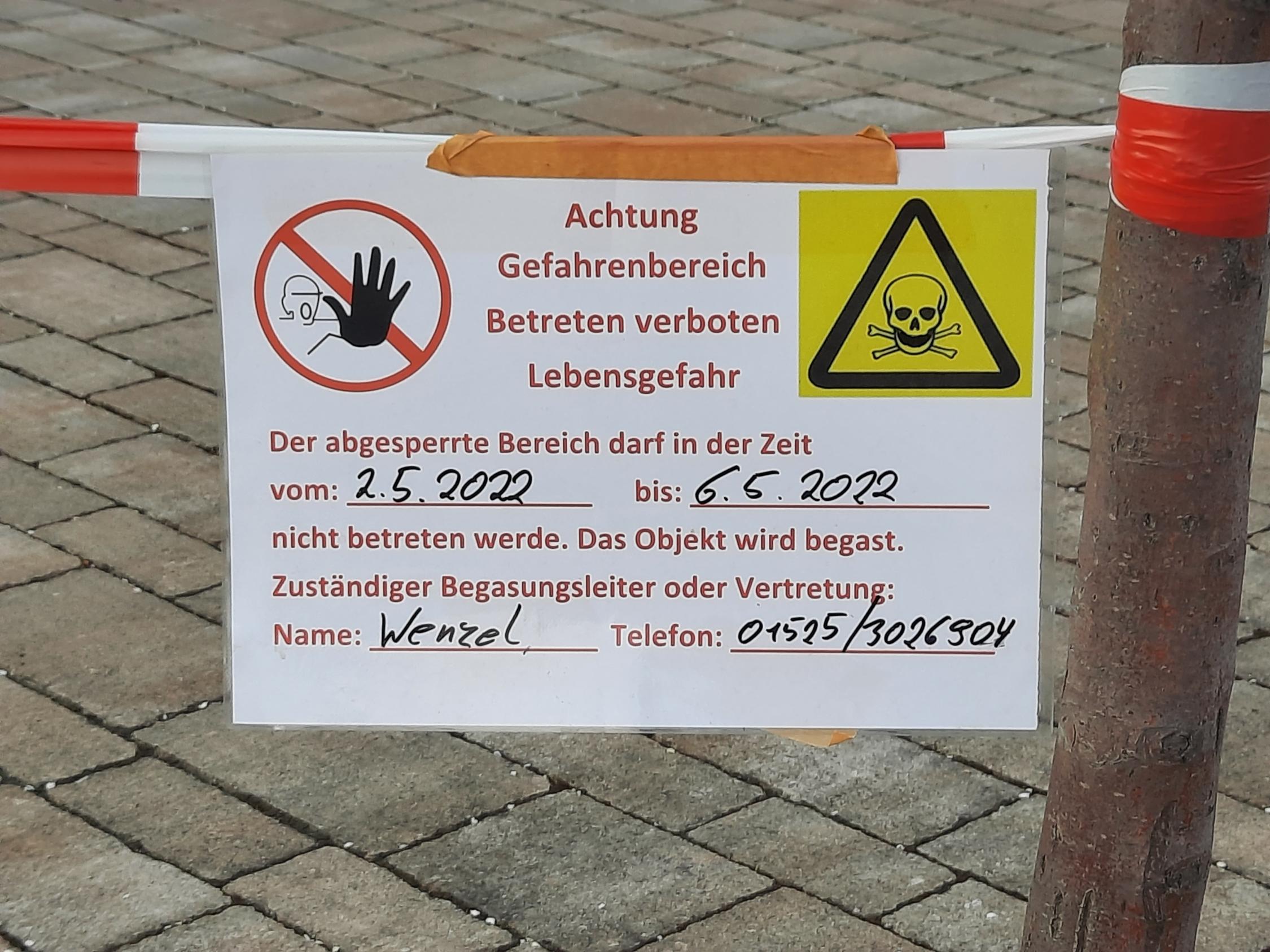 Warntafel. Begasung St. Laurentius Kirche