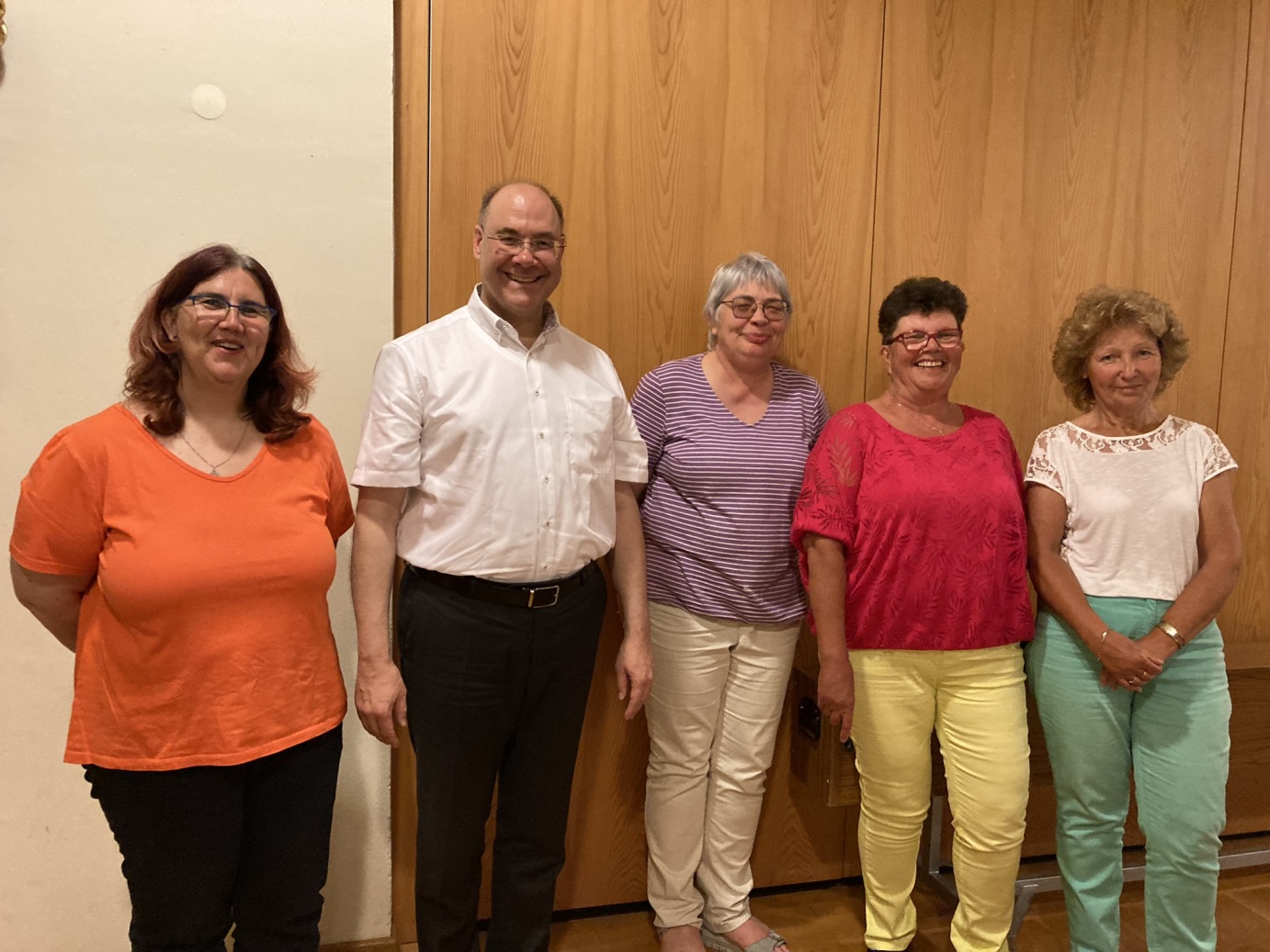 von links nach rechts: Pastoralreferntin Petra Kleineisel, Pfarrer Dettenthaler, Monika Tregoning, Brigitte Wendinger, Gabriele Hadek. Konstituierende Sitzung Seelsorgebereich